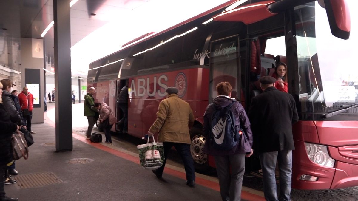 Vlast potřebuje pomoc. Z Prahy do Lvova odjel autobus plný Ukrajinců